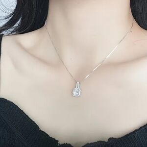Elegant Silver Tone Pendant Necklace – Sparkling Style for Any Occasion (New)